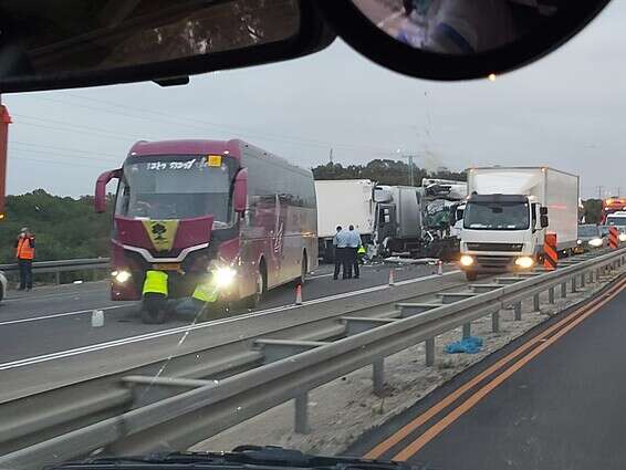 הכביש נחסם לתנועה. זירת התאונה, הבוקר // צילום: תיעוד מבצעי מד"א